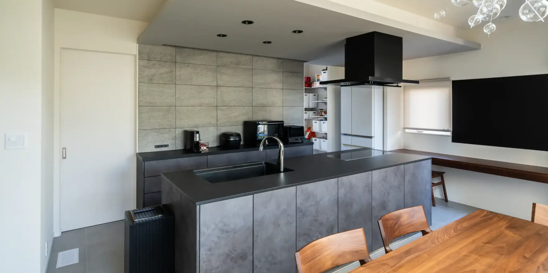 黒を基調としたアイランドキッチン