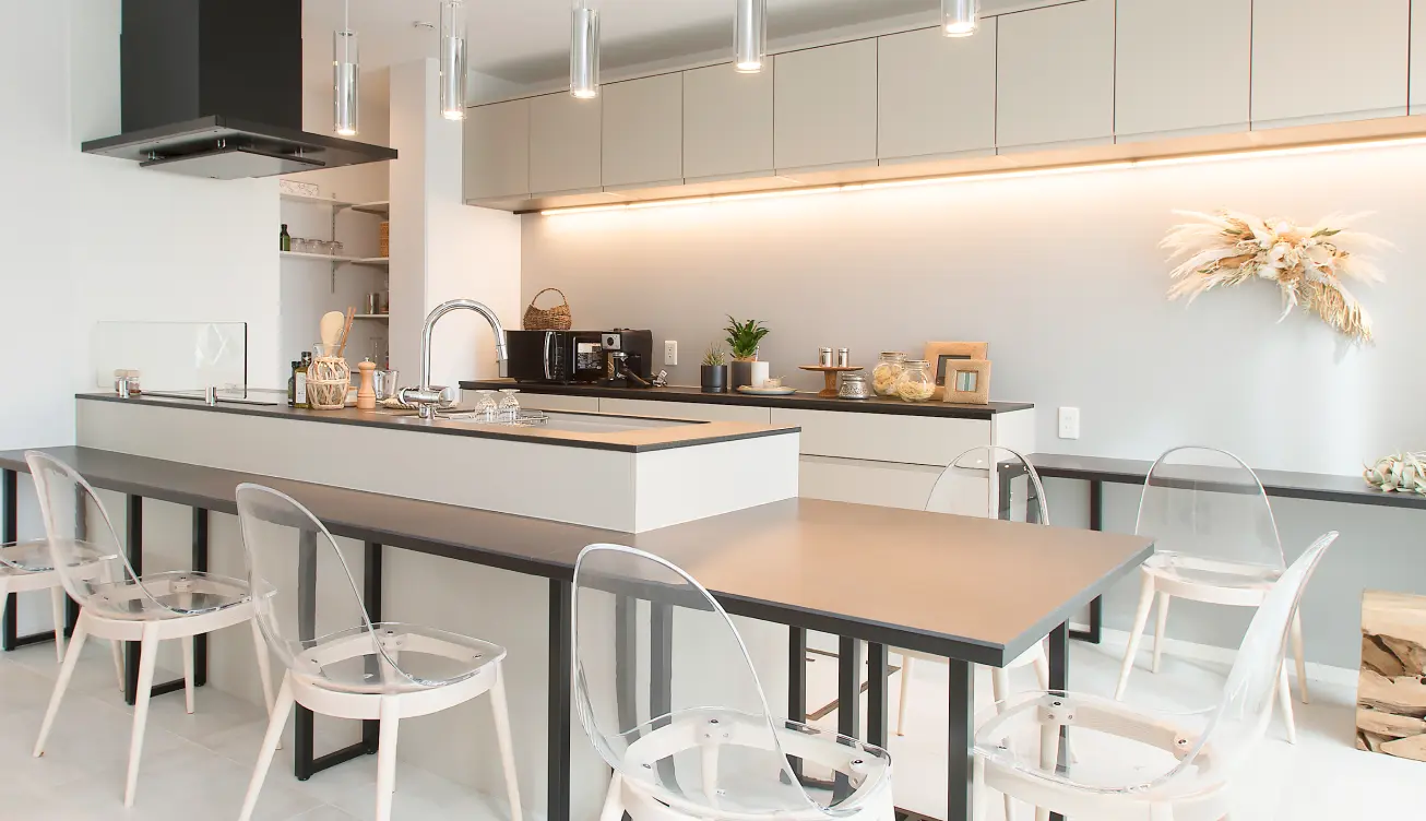 カウンターテーブルを併設したペニンシュラ型キッチン