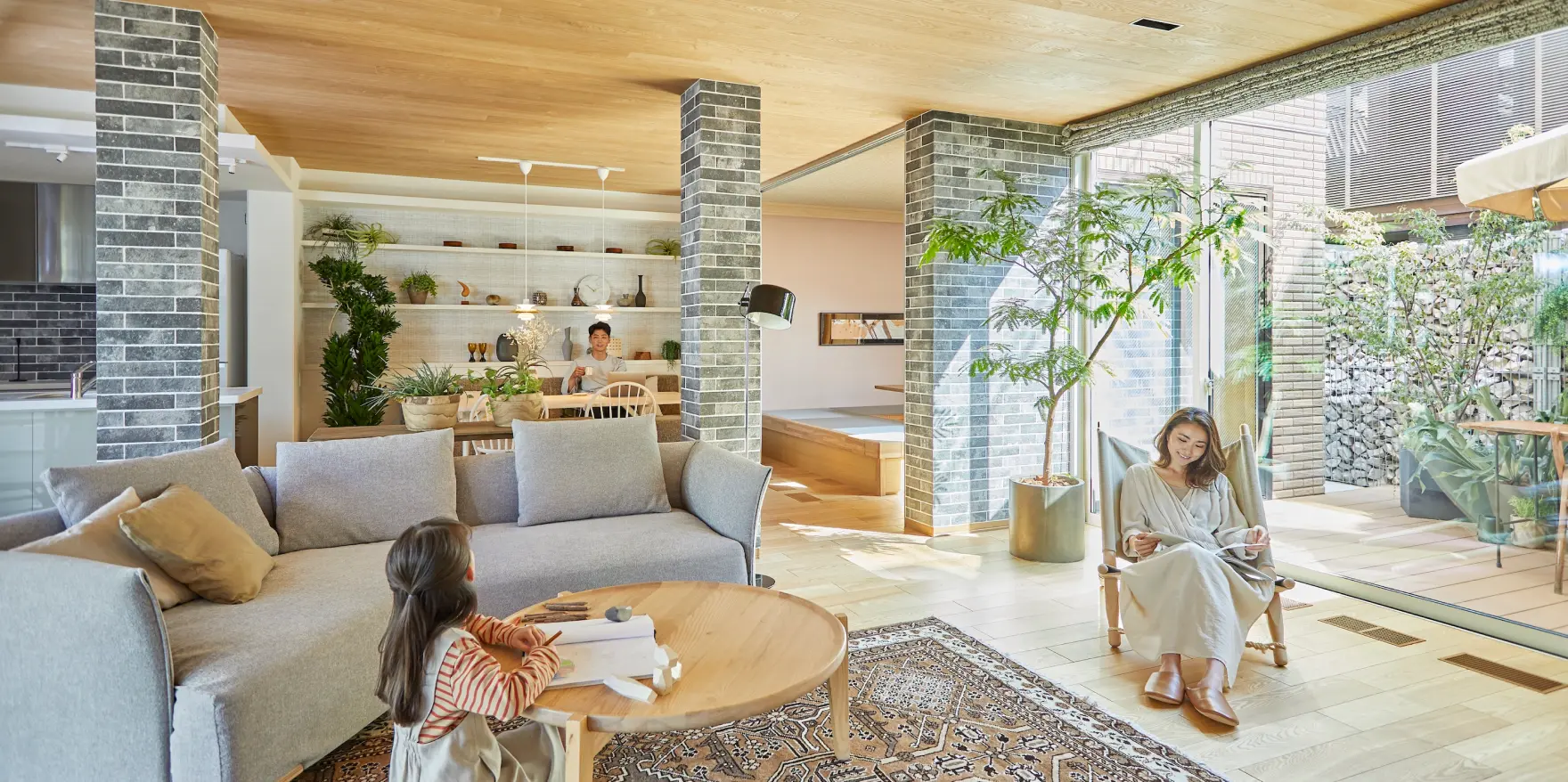 それぞれがお気に入りの場所でくつろいでいる家族の様子