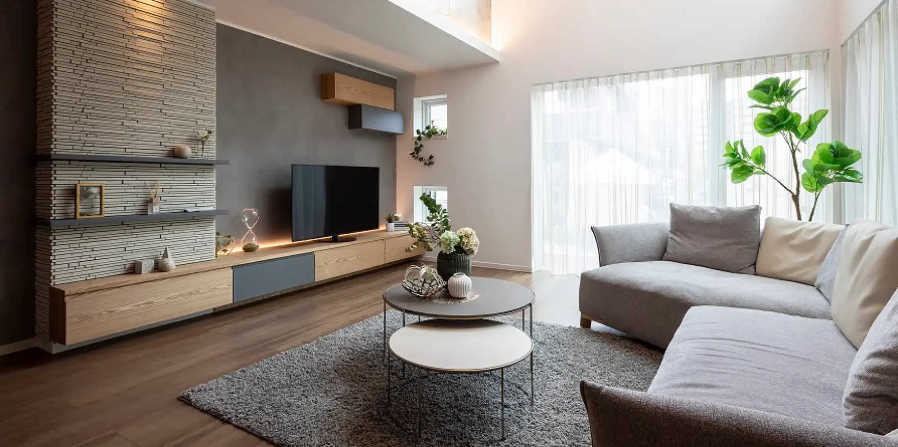 吹き抜けと大きな窓から光が差し込むリビング