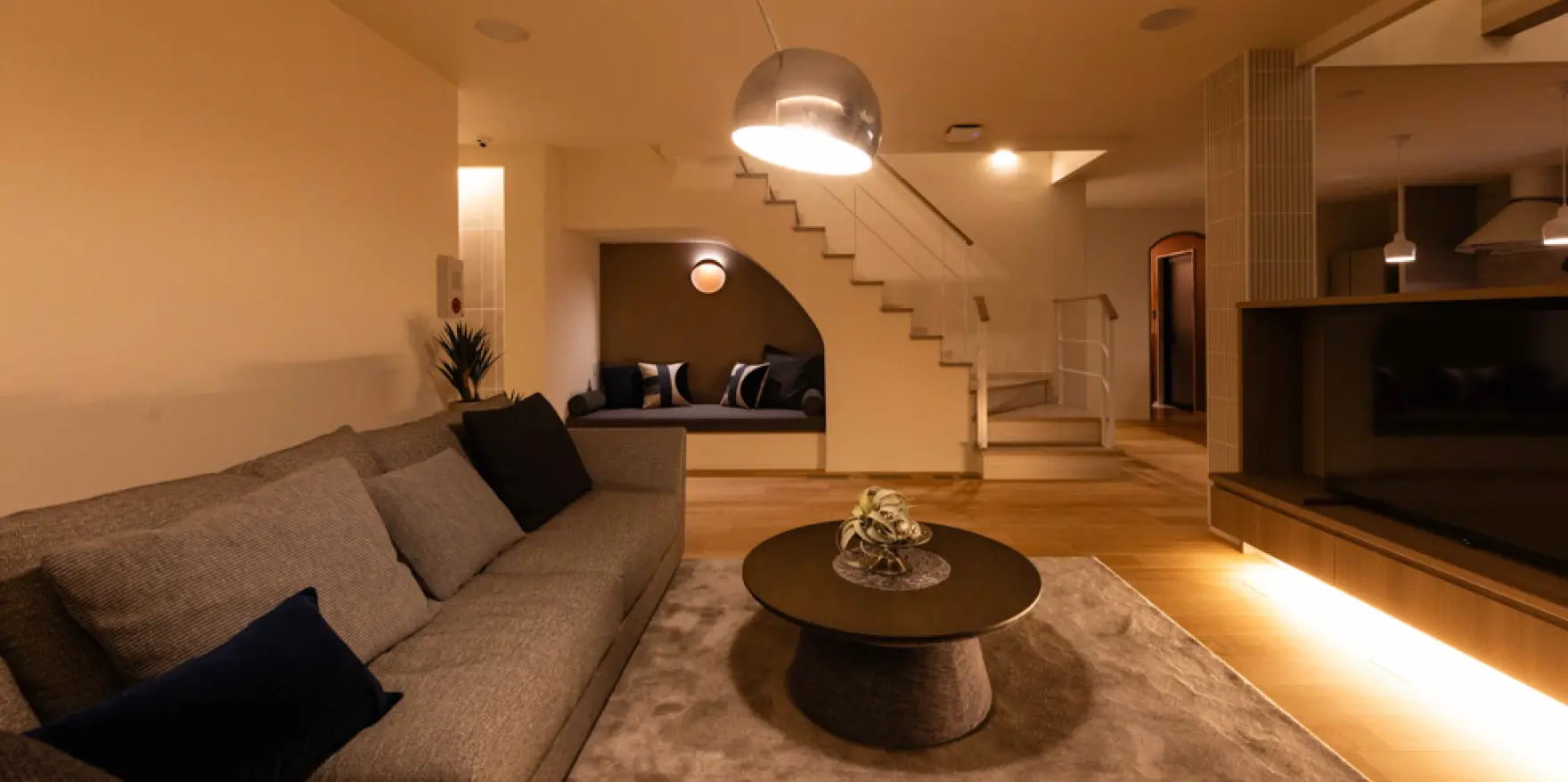 間接照明がやわらかく照らす夜のリビング