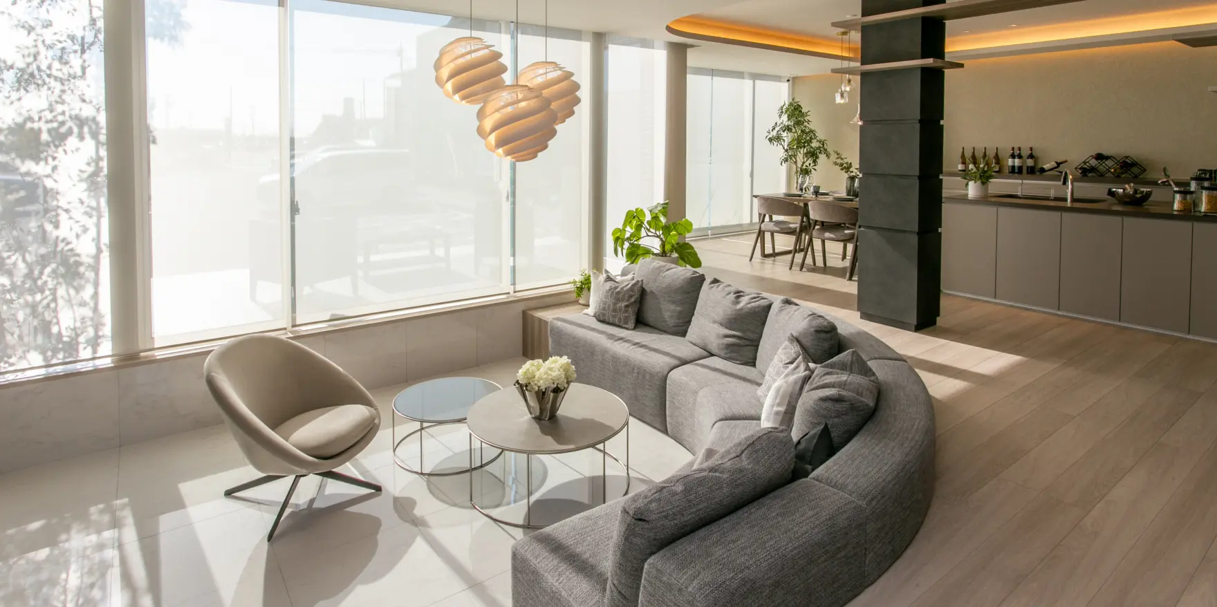 L字型のソファを設けたゆとりのあるリビング