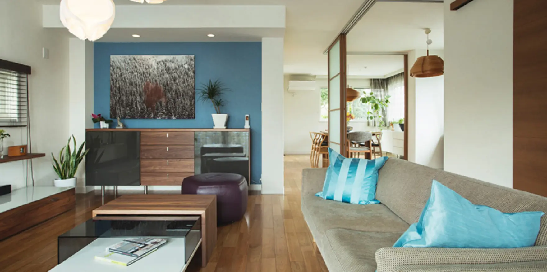 多目的スペースを介してダイニングとつながるリビング