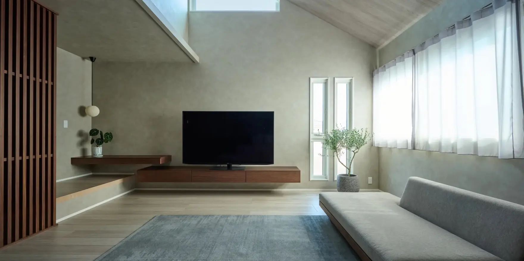 一角に小上がりを設けたリビング