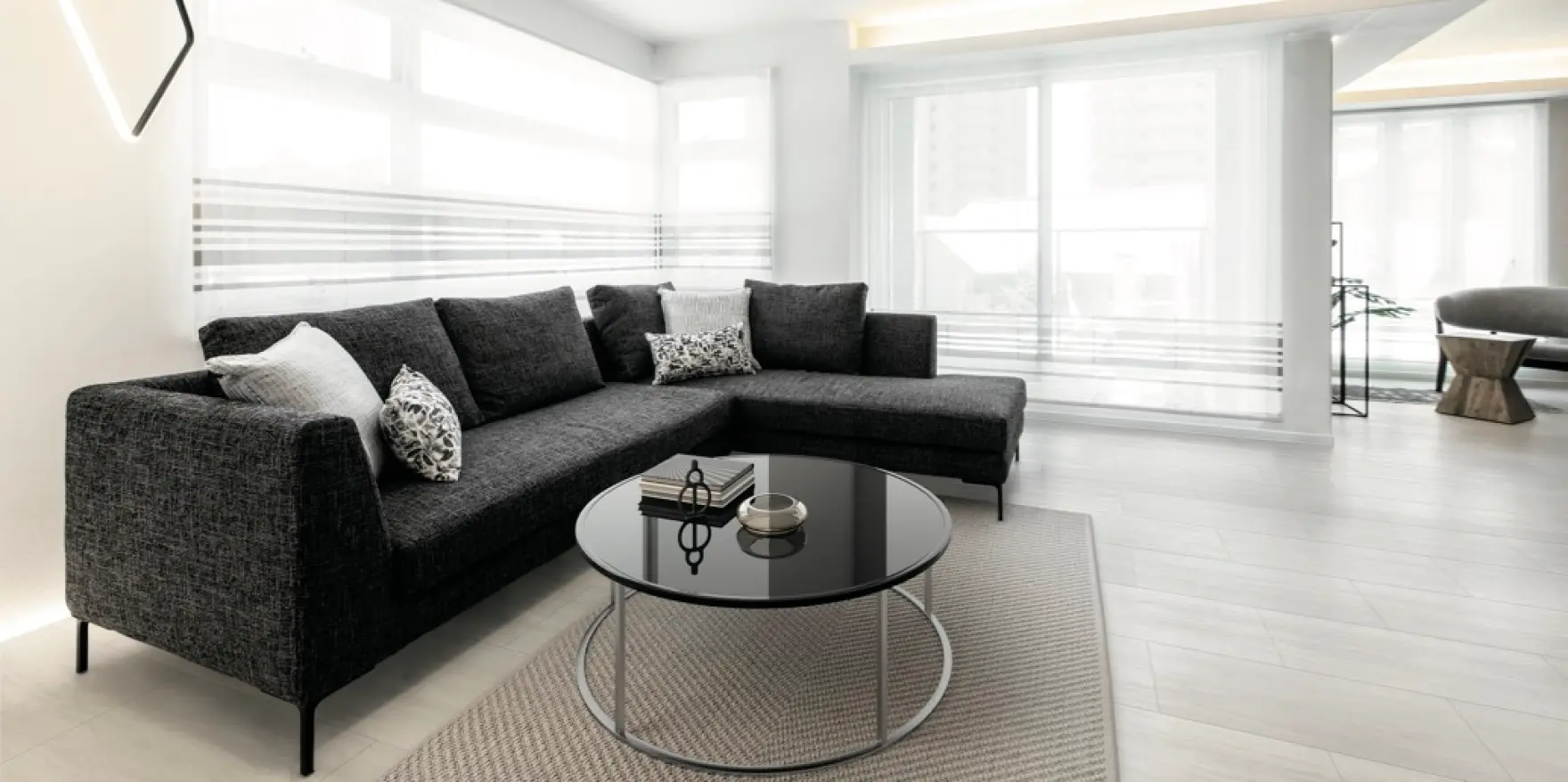 L字型のソファを設けた高級感のあるリビング