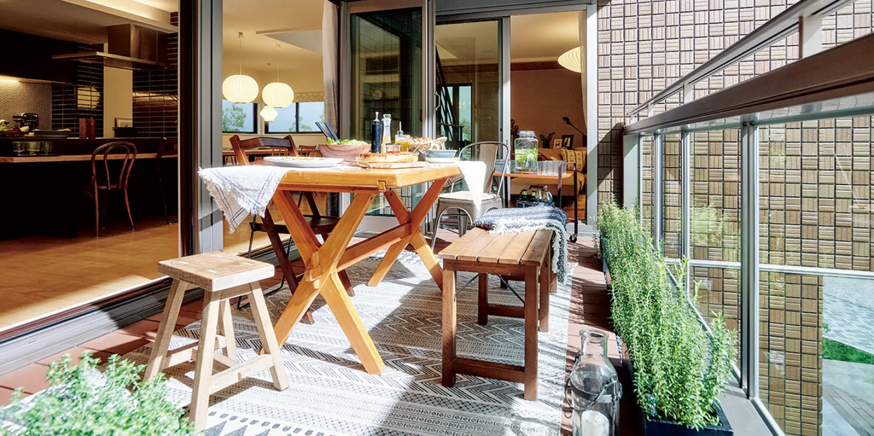 ラグを敷いた屋根付きのバルコニー