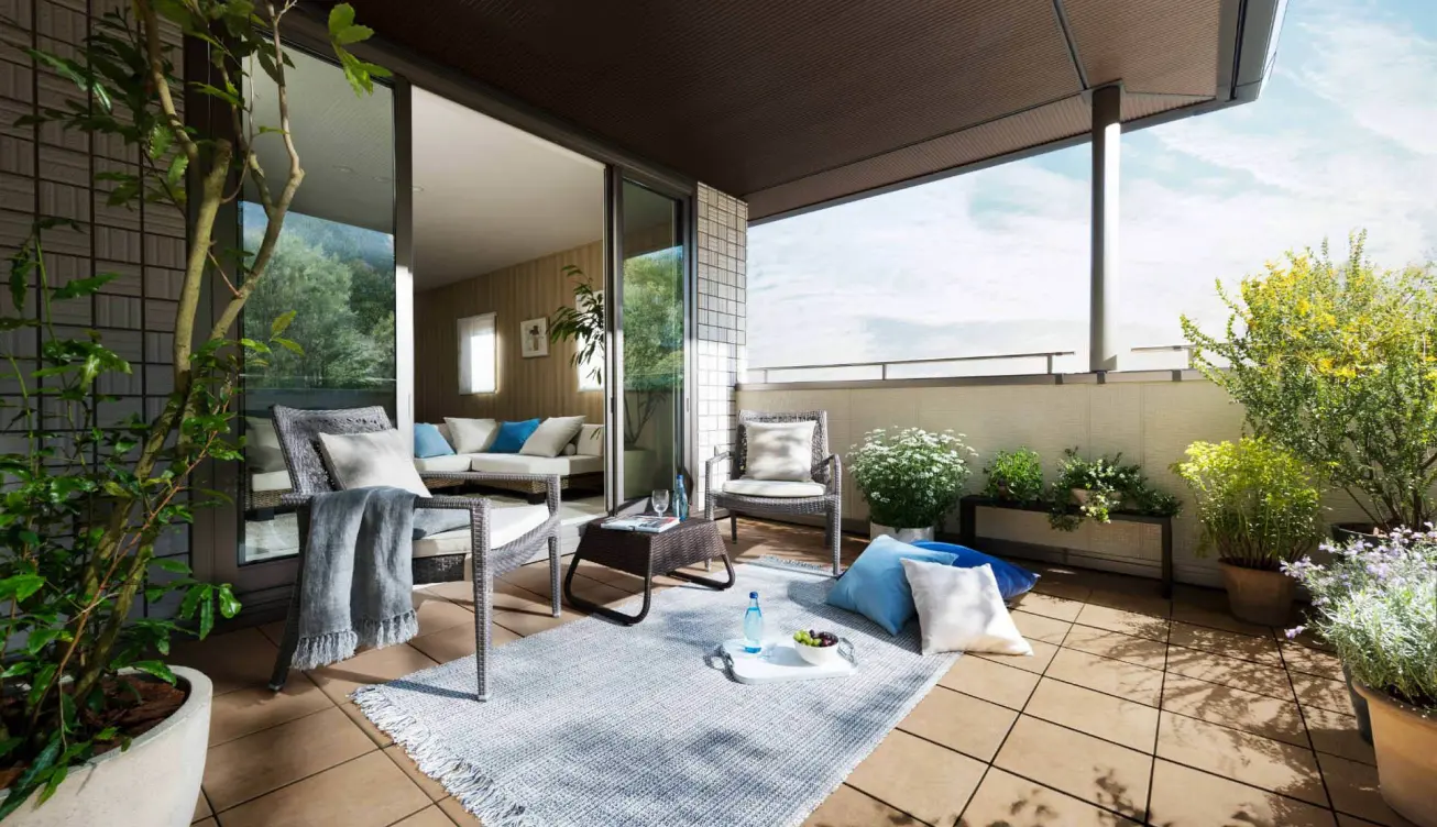 椅子やラグでリラックスできる開放的なバルコニー