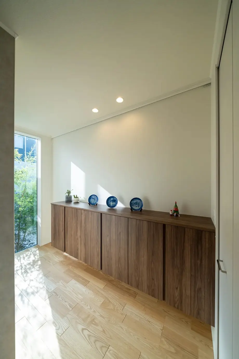 中庭から光が差し込む玄関