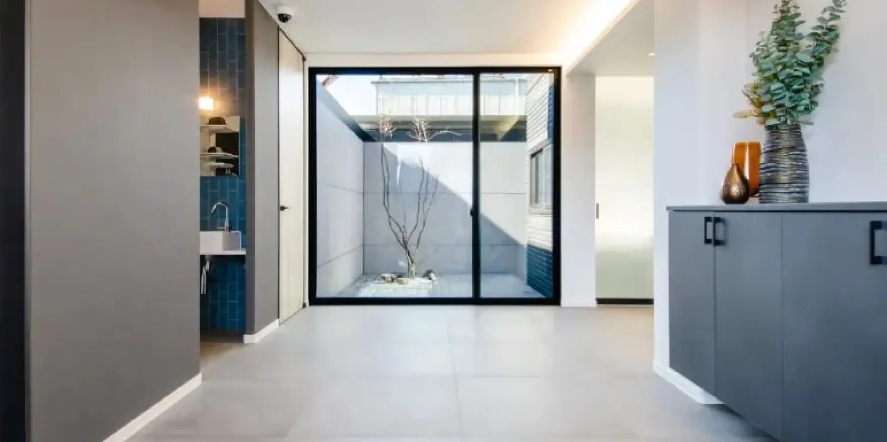 玄関から坪庭へ視線が抜けるレイアウト