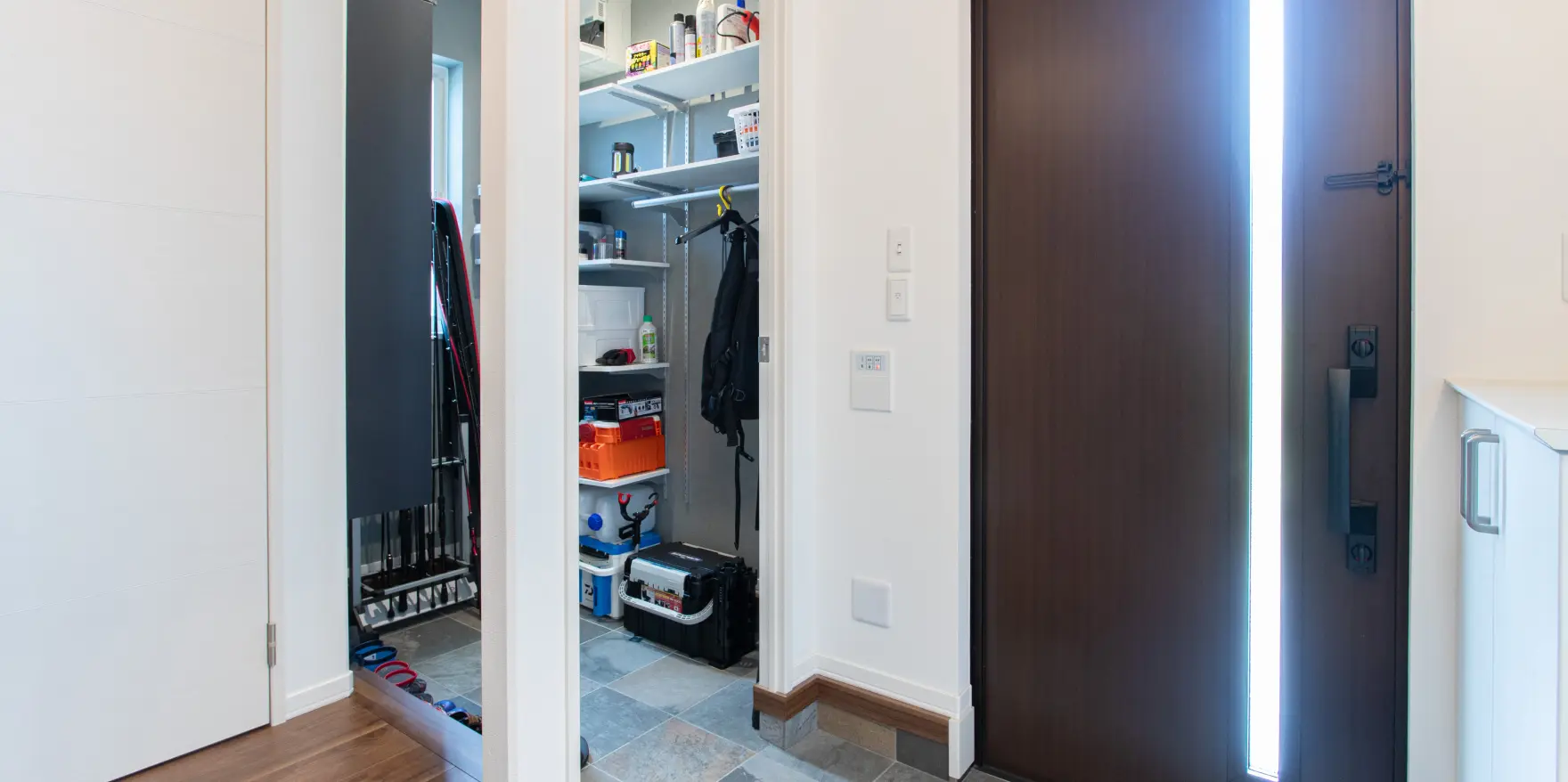 土間収納とひと続きに配置した玄関