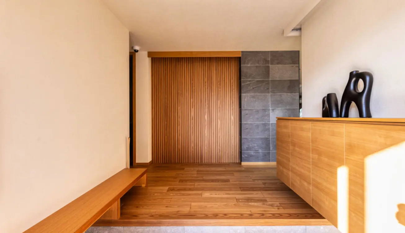 壁際にベンチを併設した玄関