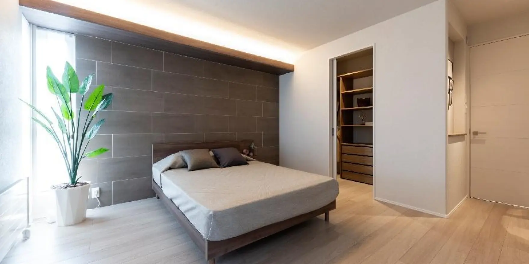 部屋の一角に縦型の窓を設けた寝室