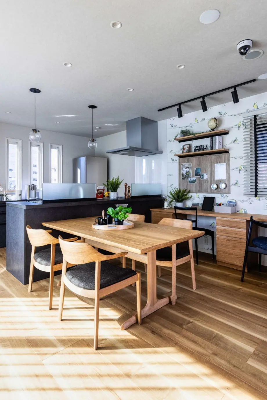 ダイニングの一角にカウンターを配置したオープンタイプの書斎