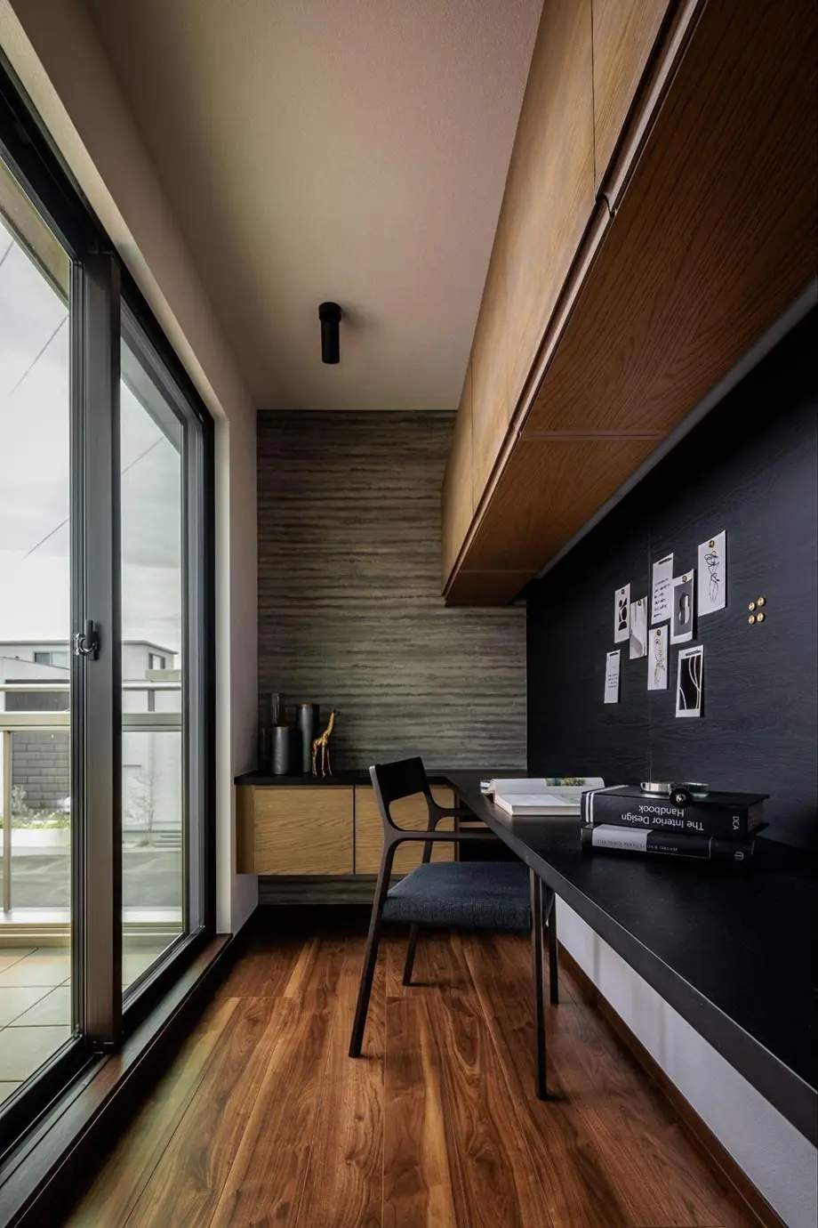 大きな窓を背にした開放感のある書斎