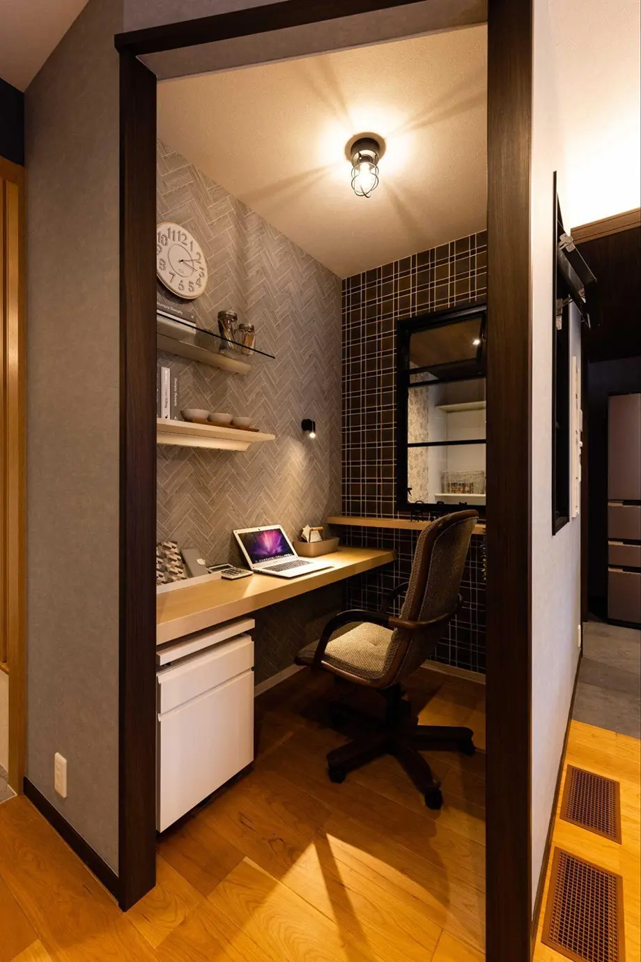 シーリングライトとデスクライトを設けた書斎