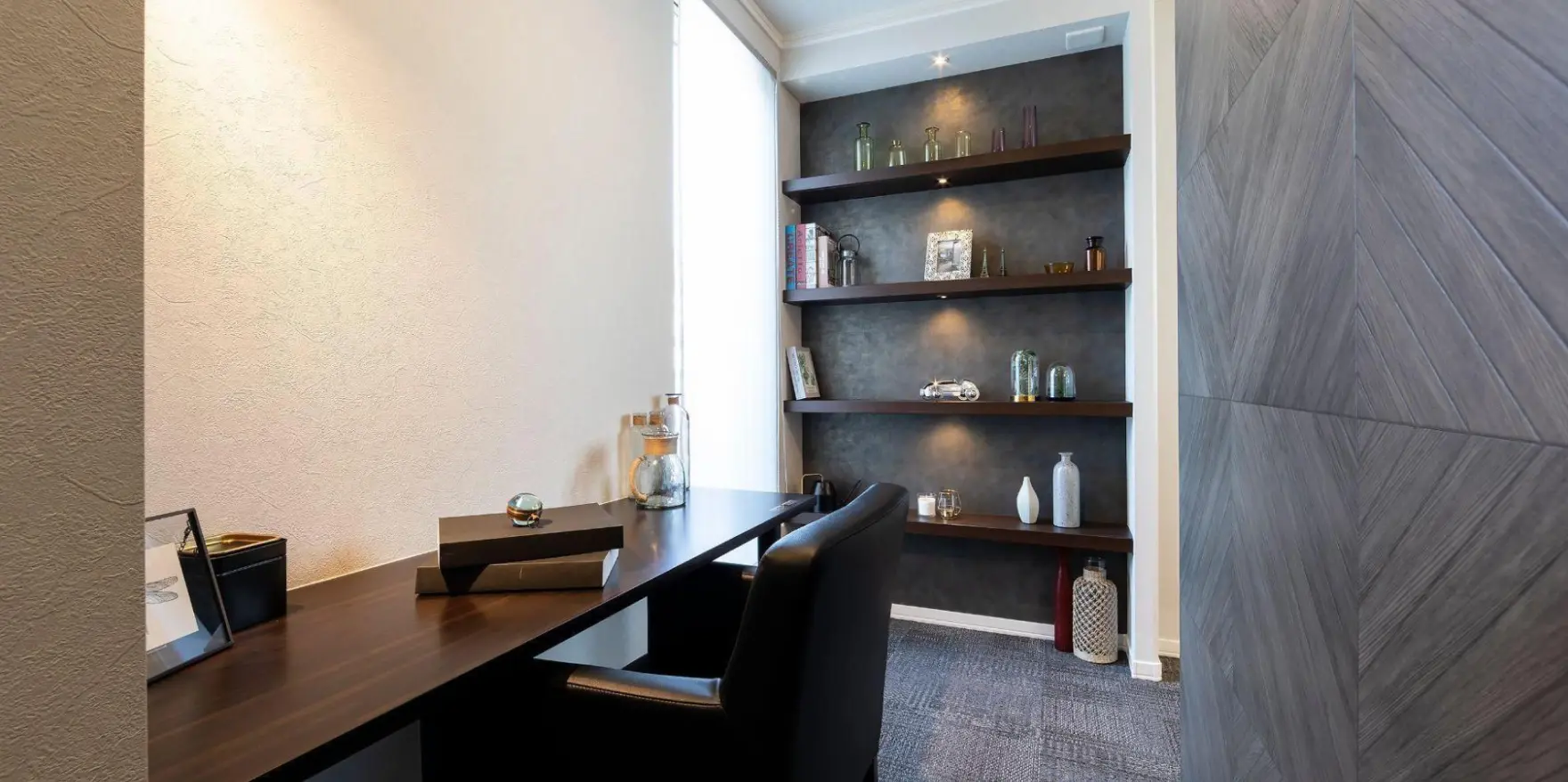 壁面に飾り棚を設けた書斎