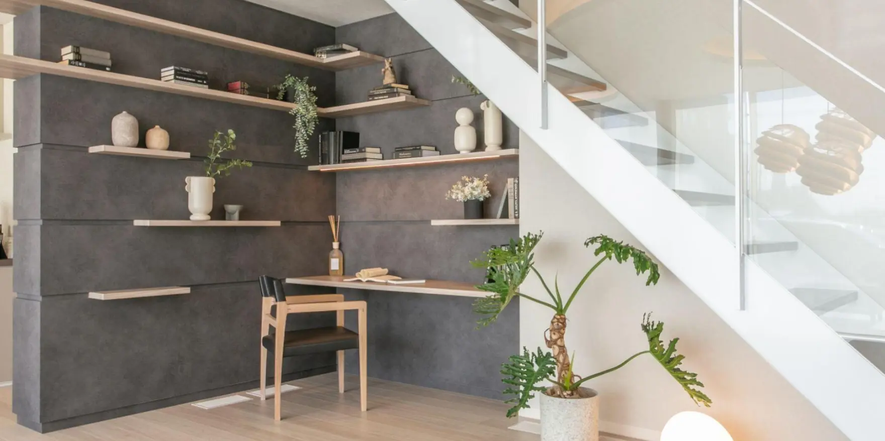 階段下にカウンターを設けた書斎