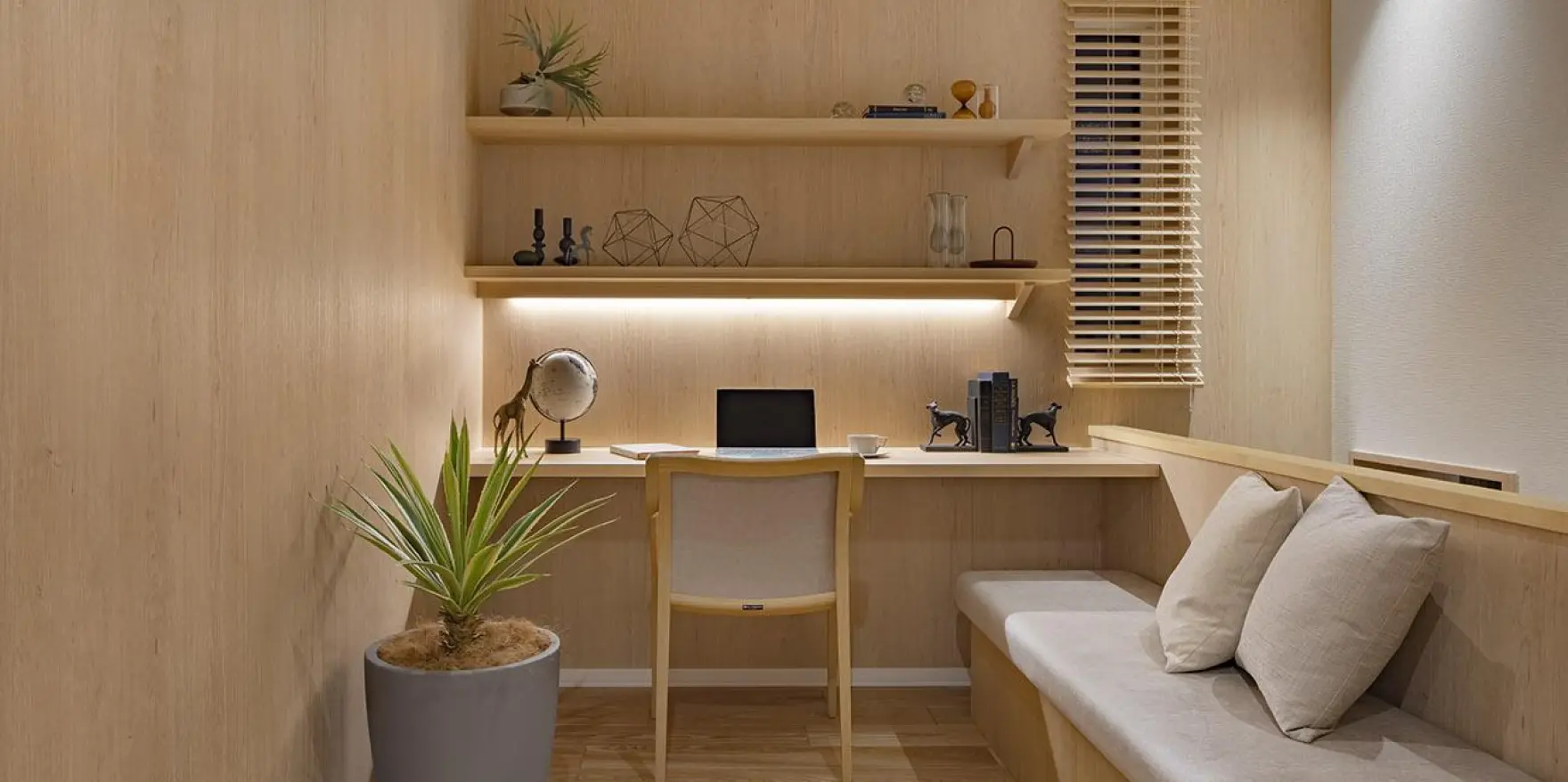 木質系の素材を基調としたあたたかみのある書斎