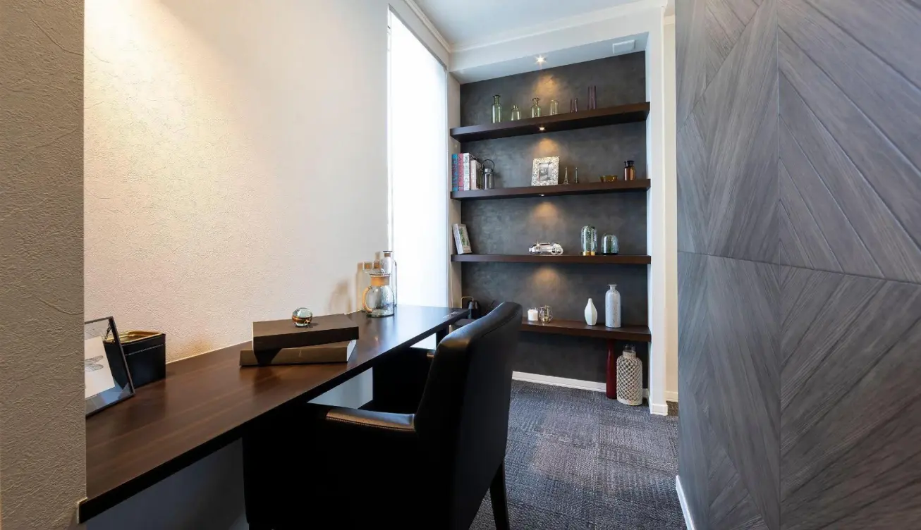 壁面に飾り棚を設けた書斎