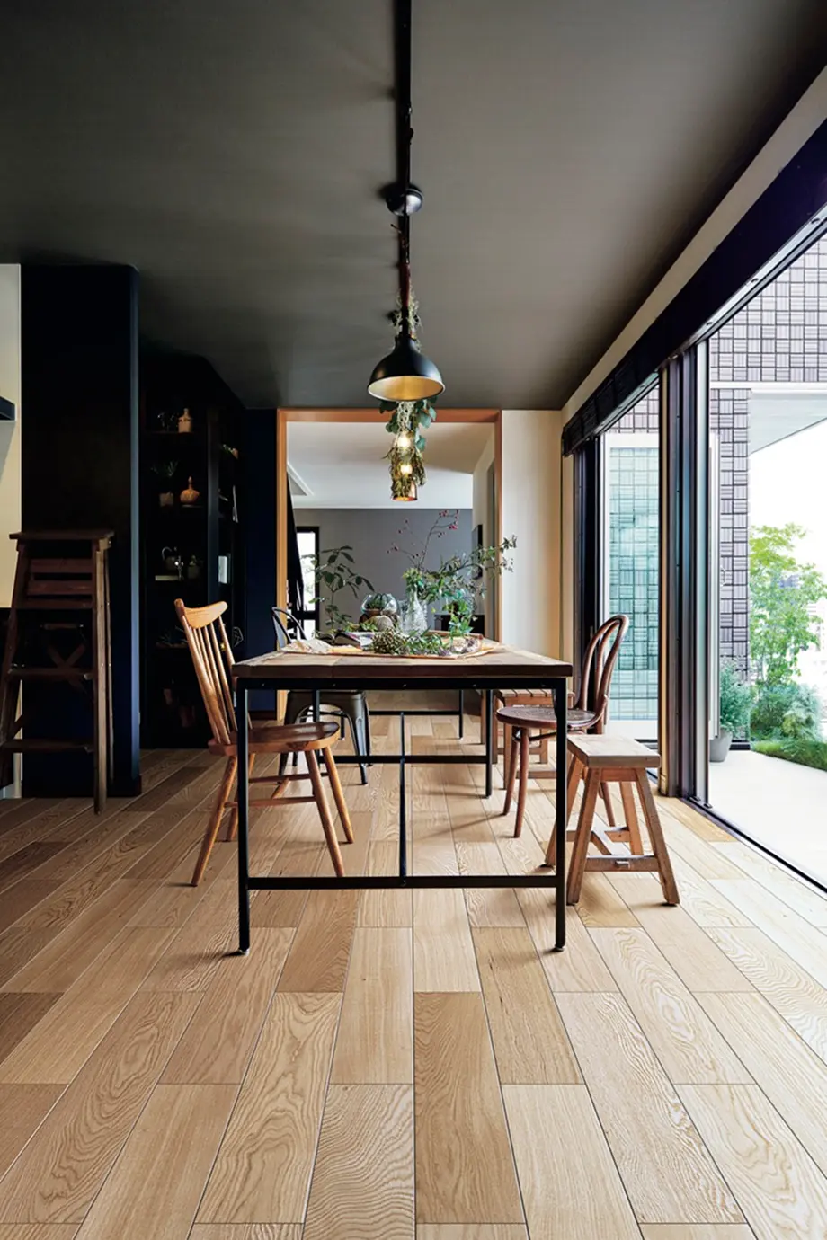 大開口から光が差し込むダイニング