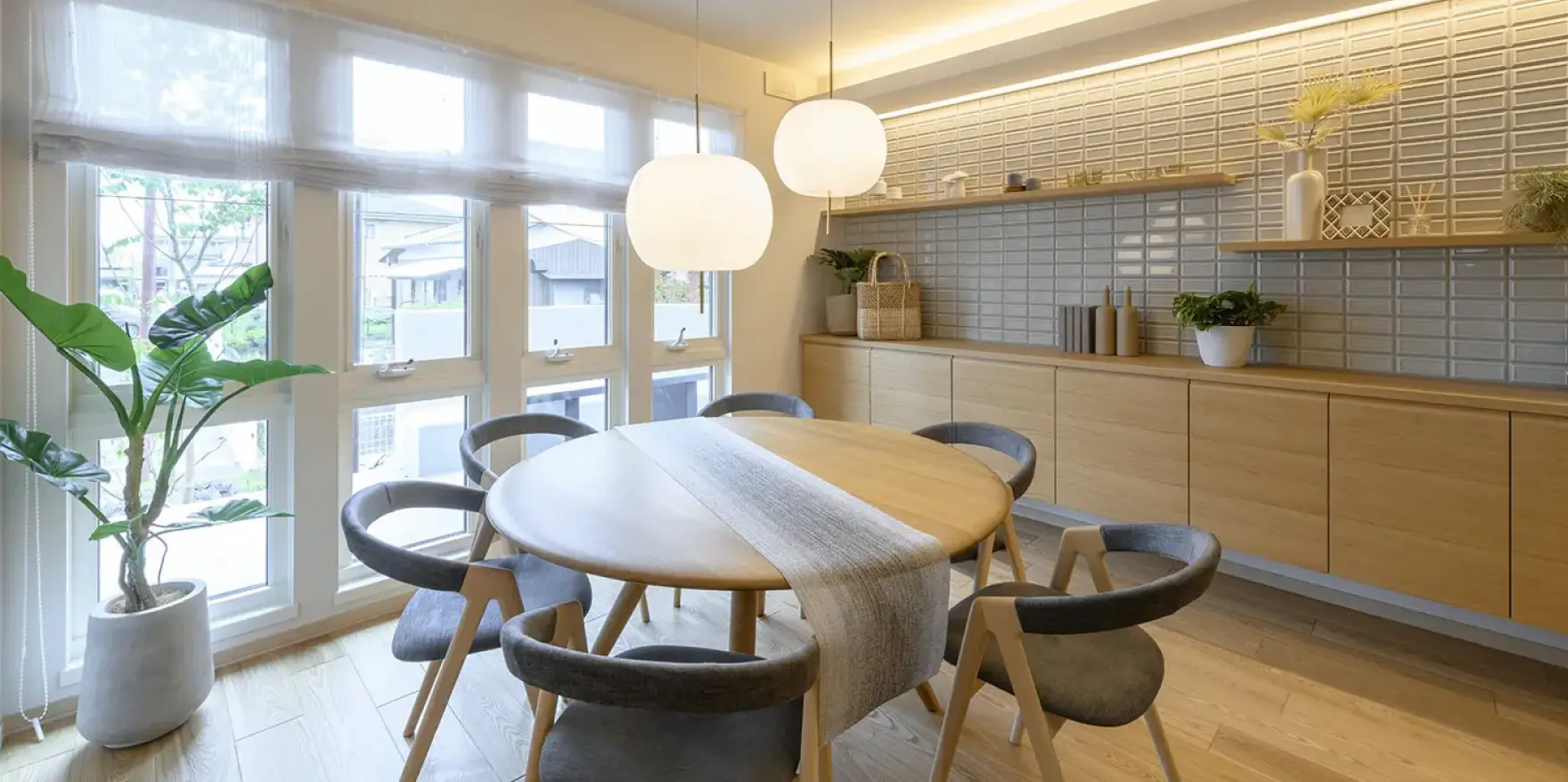 キッチンと空間を分けた落ち着きのある独立ダイニング