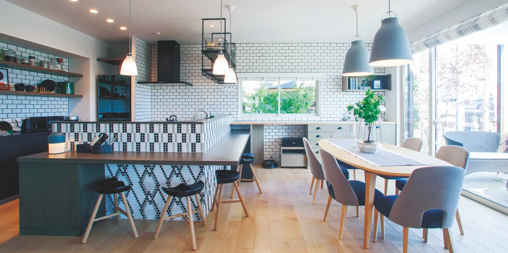 キッチン周りにカウンターを設けたダイニング