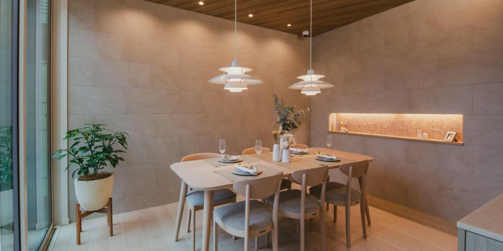 ペンダントライトを設けた高級感のある独立ダイニング