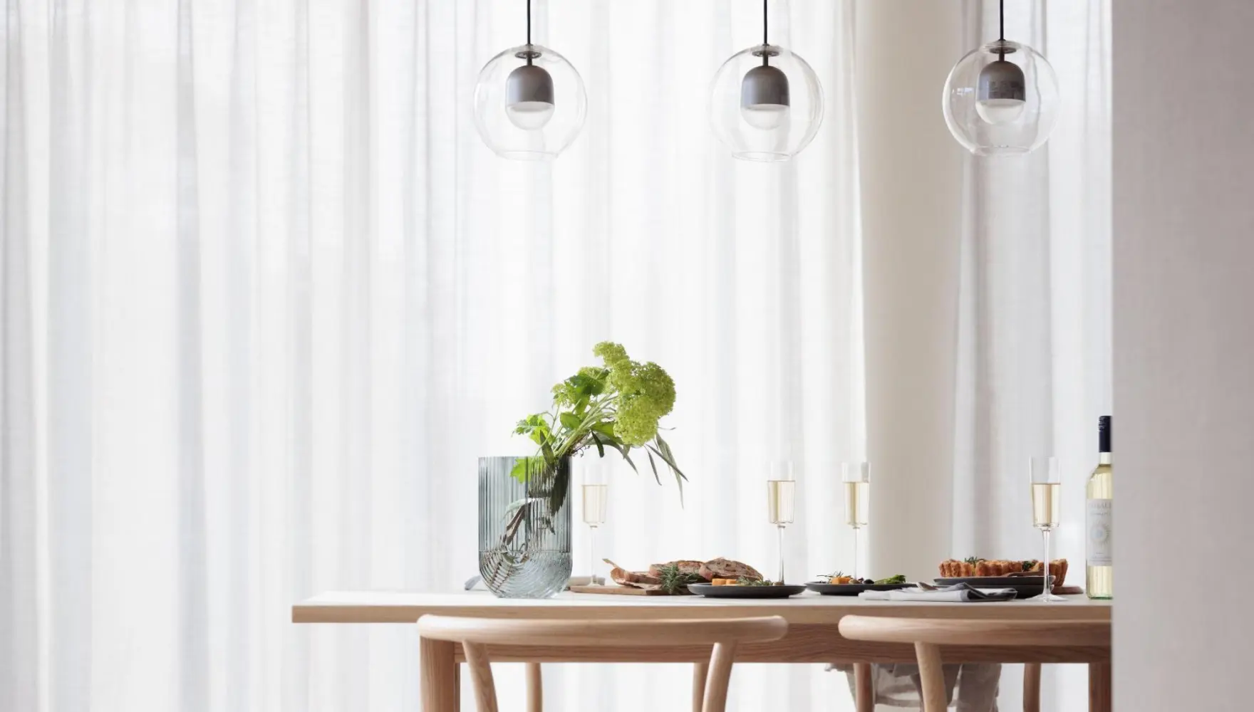 テーブルに緑を添えたホテルライクなダイニング