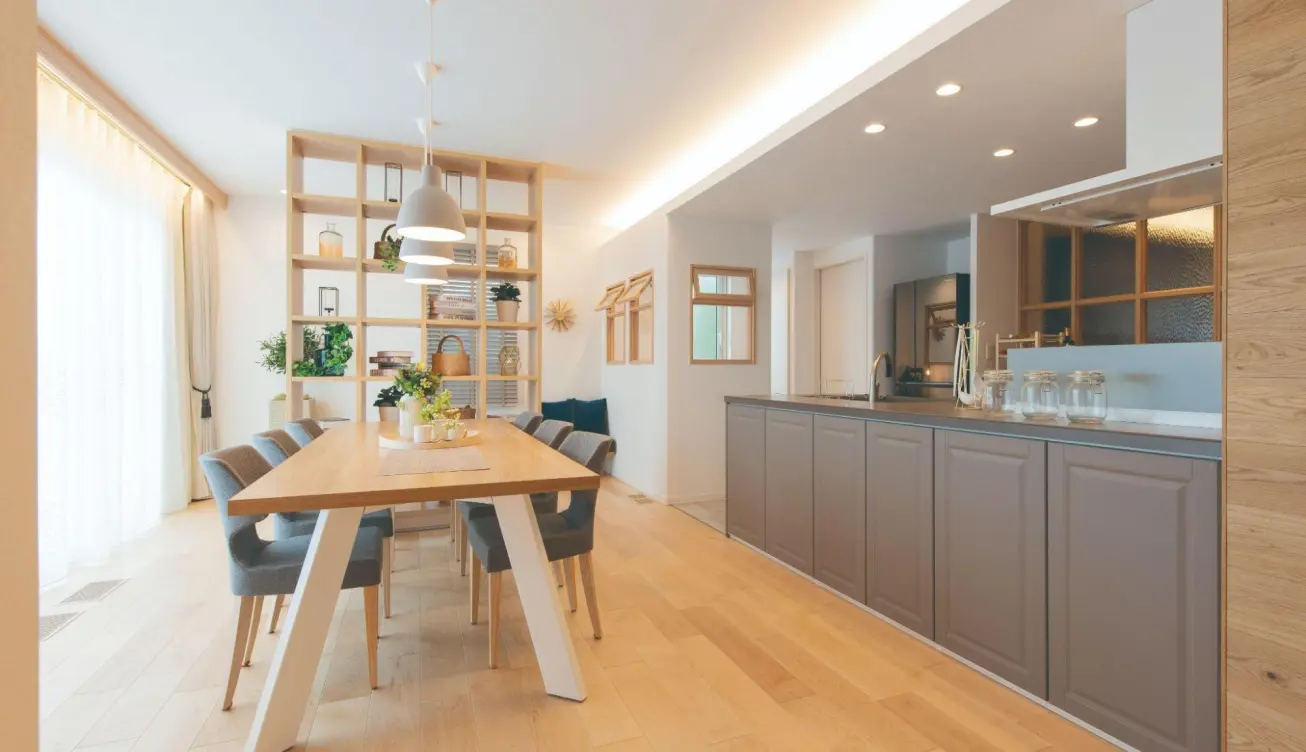 キッチンと並列で配置したダイニング