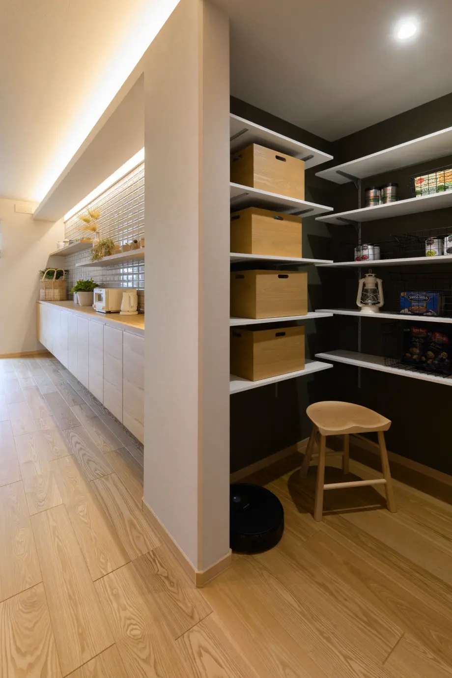 たっぷり収納のあるパントリー