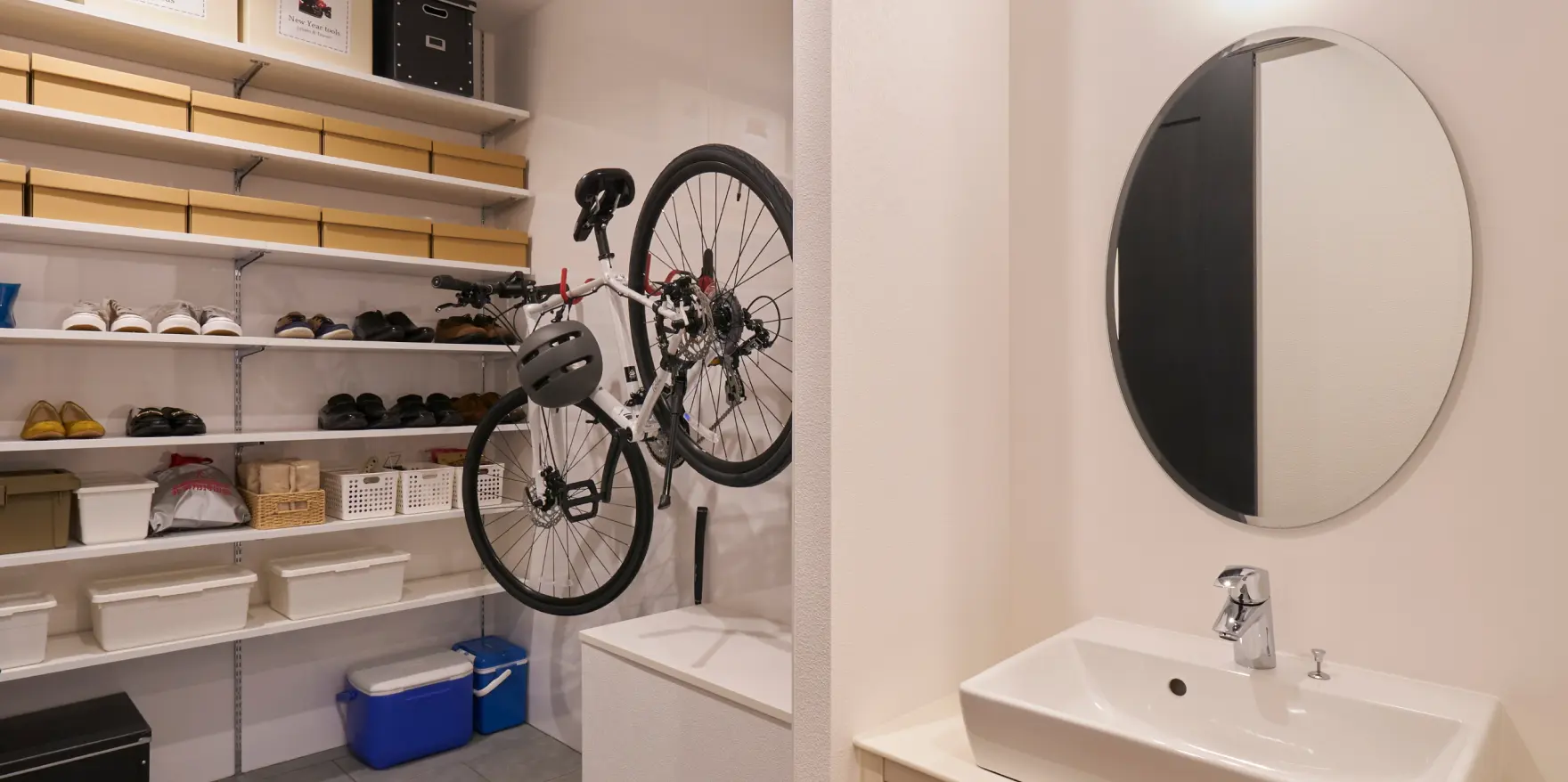 アウトドア用品を収納できる広めのシューズクローク