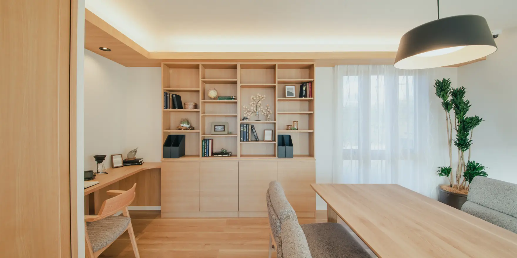 お気に入りの小物を置いた壁面収納