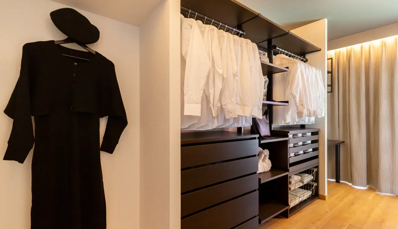 たっぷり収納のあるウォークインクローゼット