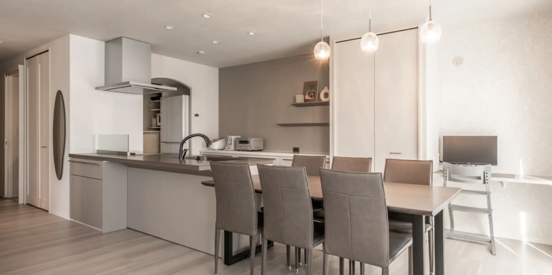 冷蔵庫も収納できるウォークインタイプのパントリー