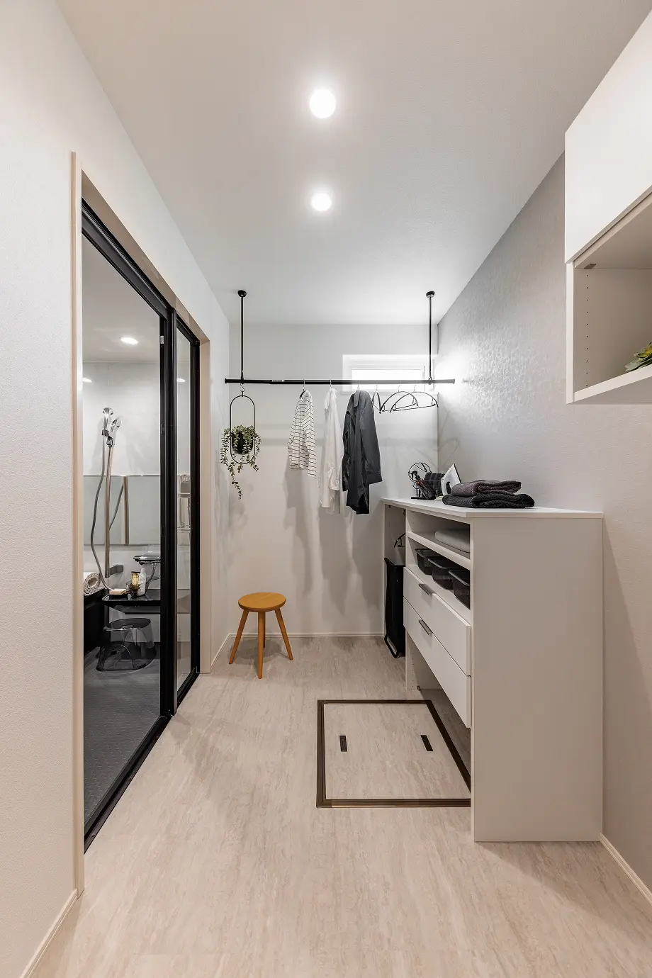 白を基調のすっきりとしたランドリールーム