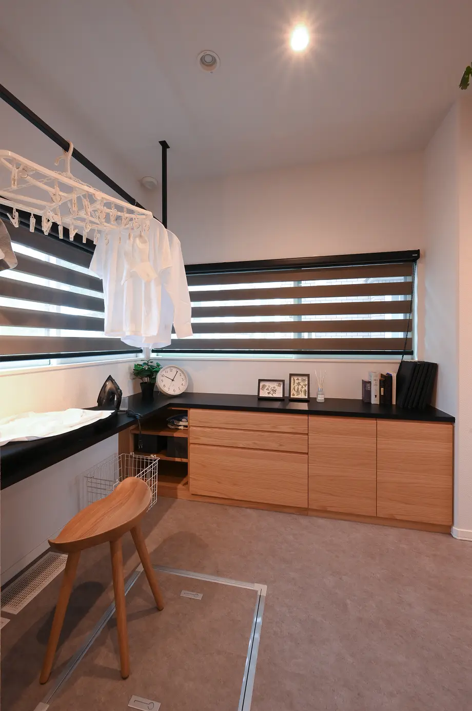 ゆったりとした作業スペースのあるランドリールーム