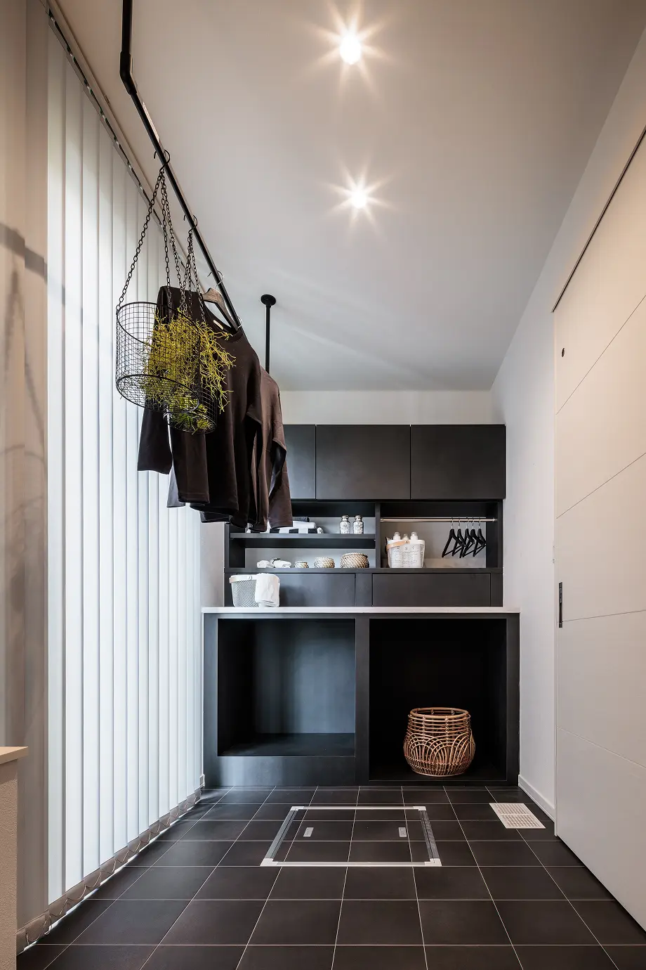 黒を基調とした高級感のあるランドリールーム