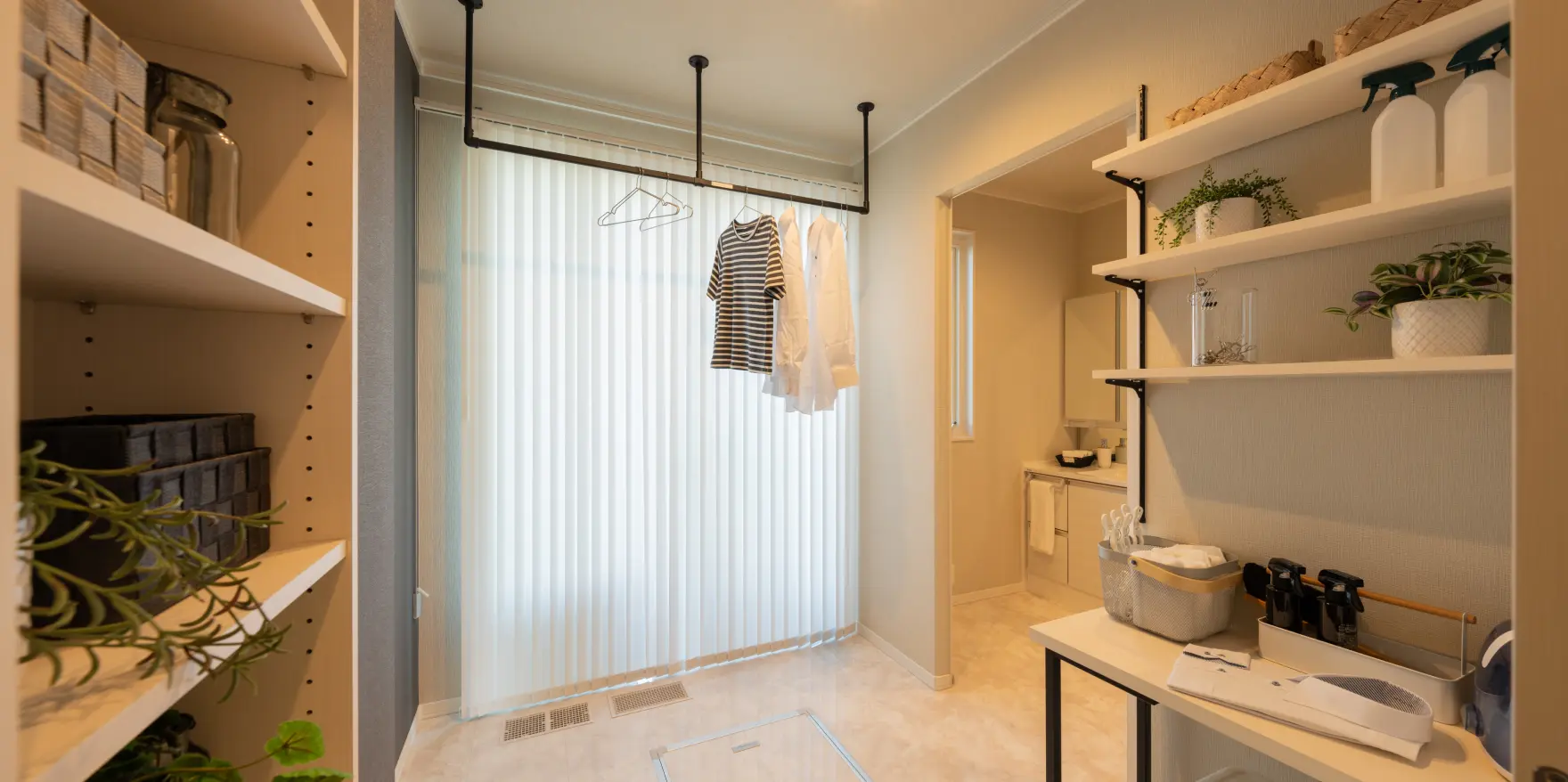 白でまとめたホテルライクなランドリールーム