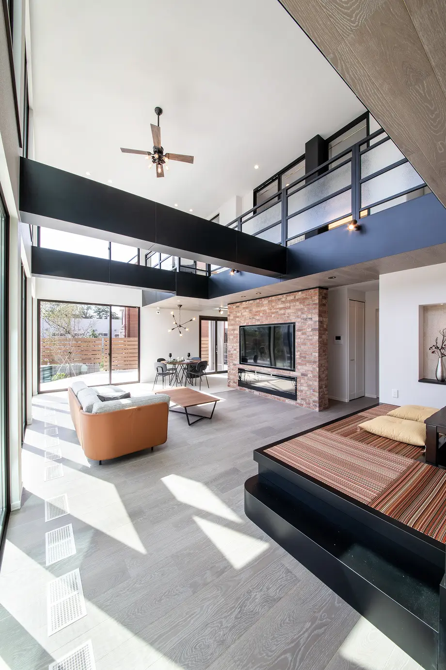 吹き抜けで開放感のある明るいリビングルーム