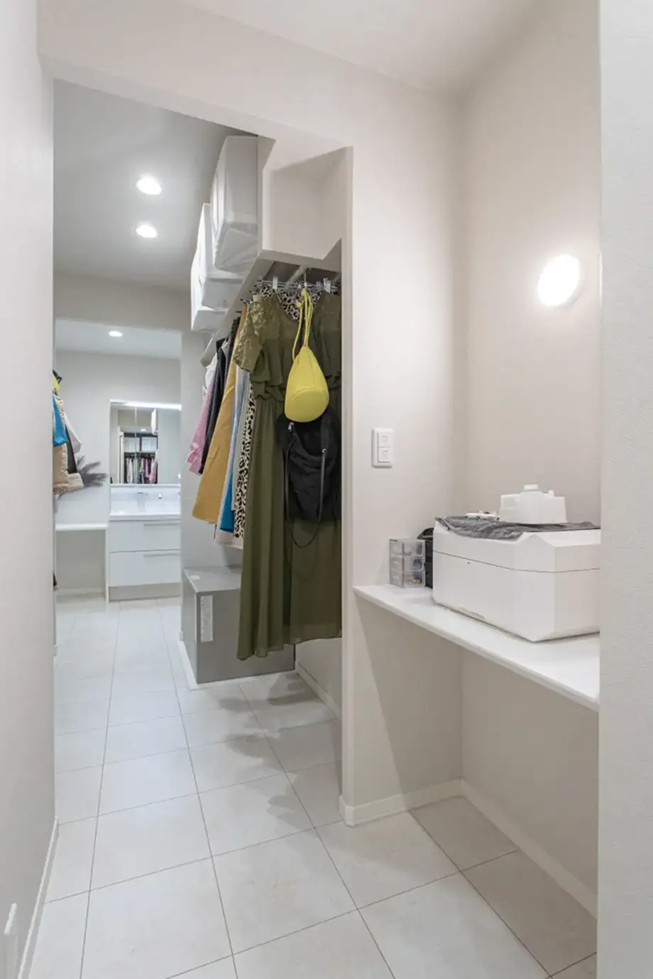 洗面室とつながるウォークスルーのファミリークローゼット