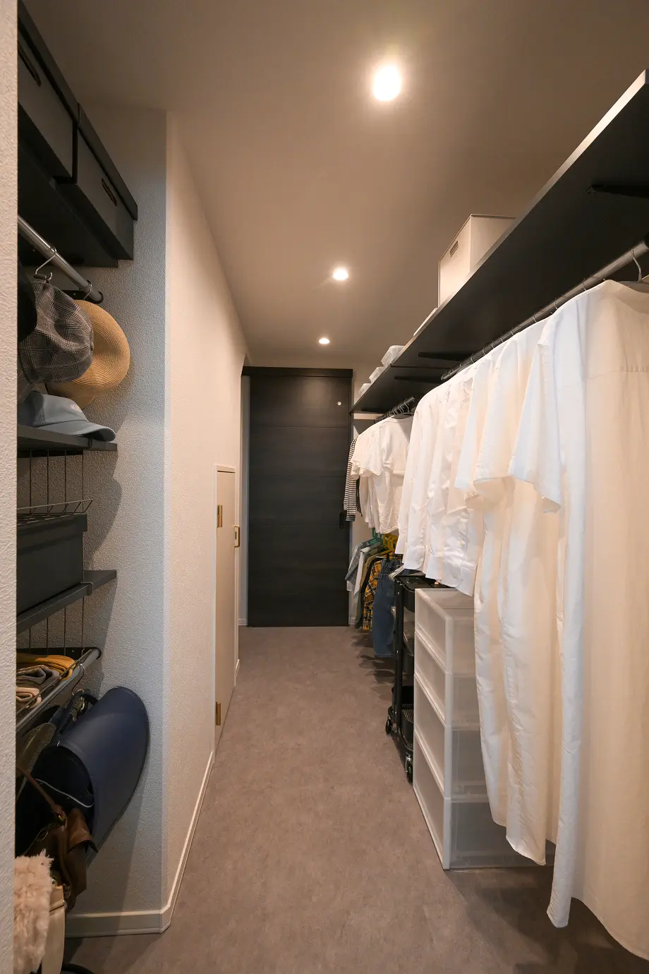 カバンや帽子まで収納できるたっぷり容量のファミリークローゼット