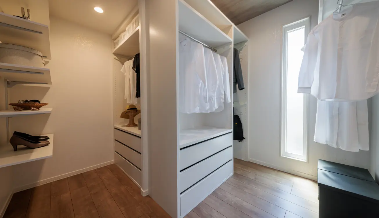 たっぷり収納のあるファミリークローゼット