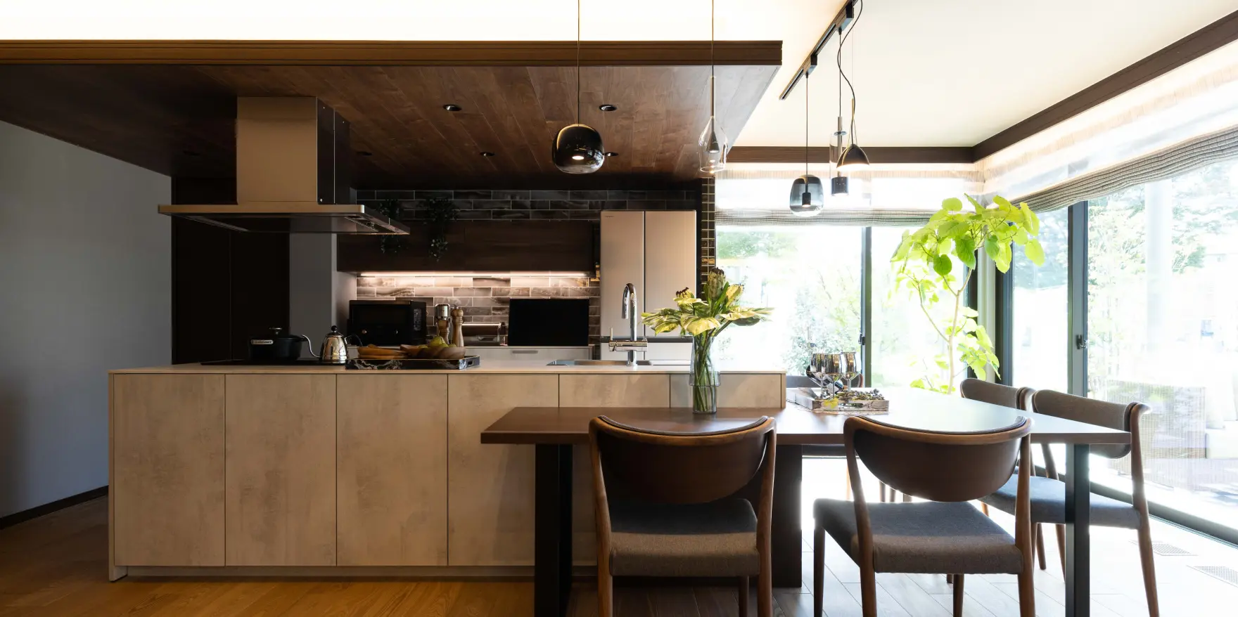 アイランドキッチンとL型カウンターを組み合わせたダイニングスペース