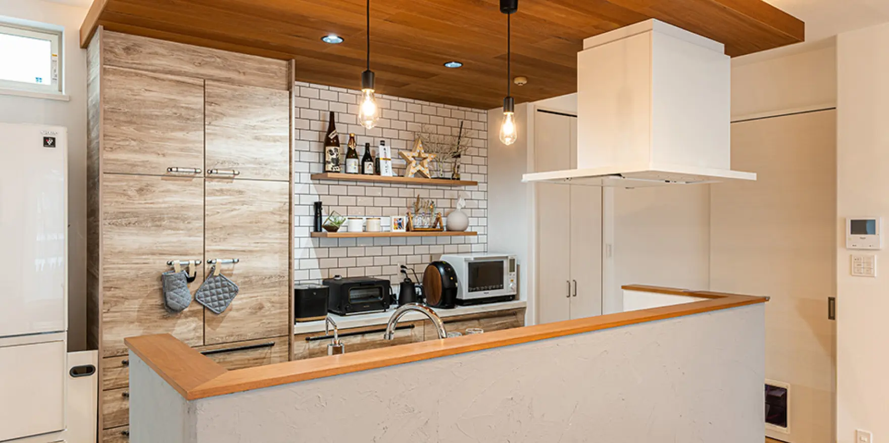 手元を隠してすっきりした印象のアイランドキッチン