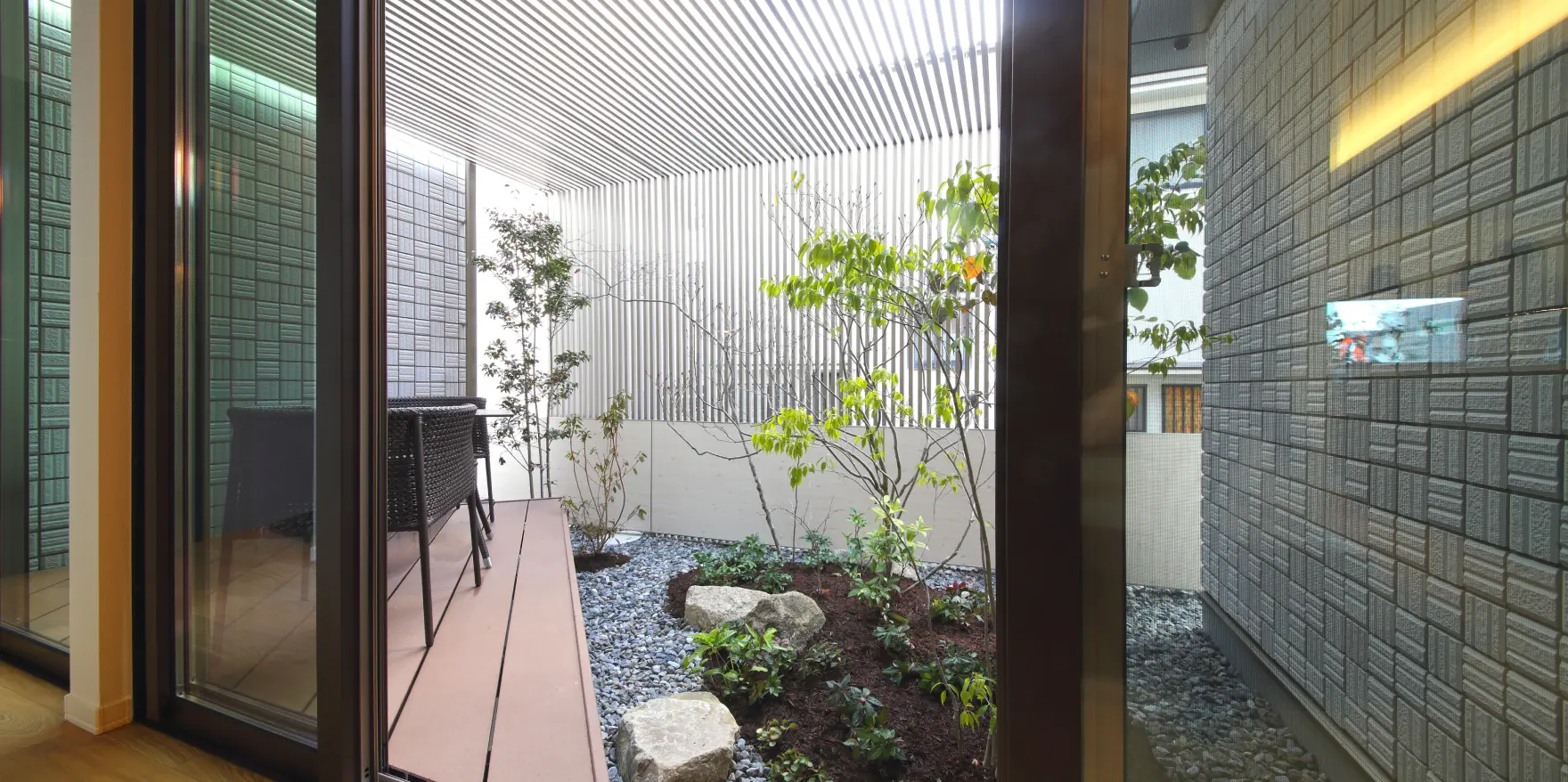 ルーバーで視線を遮りつつ、柔らかな光を取り込む和モダン風の中庭