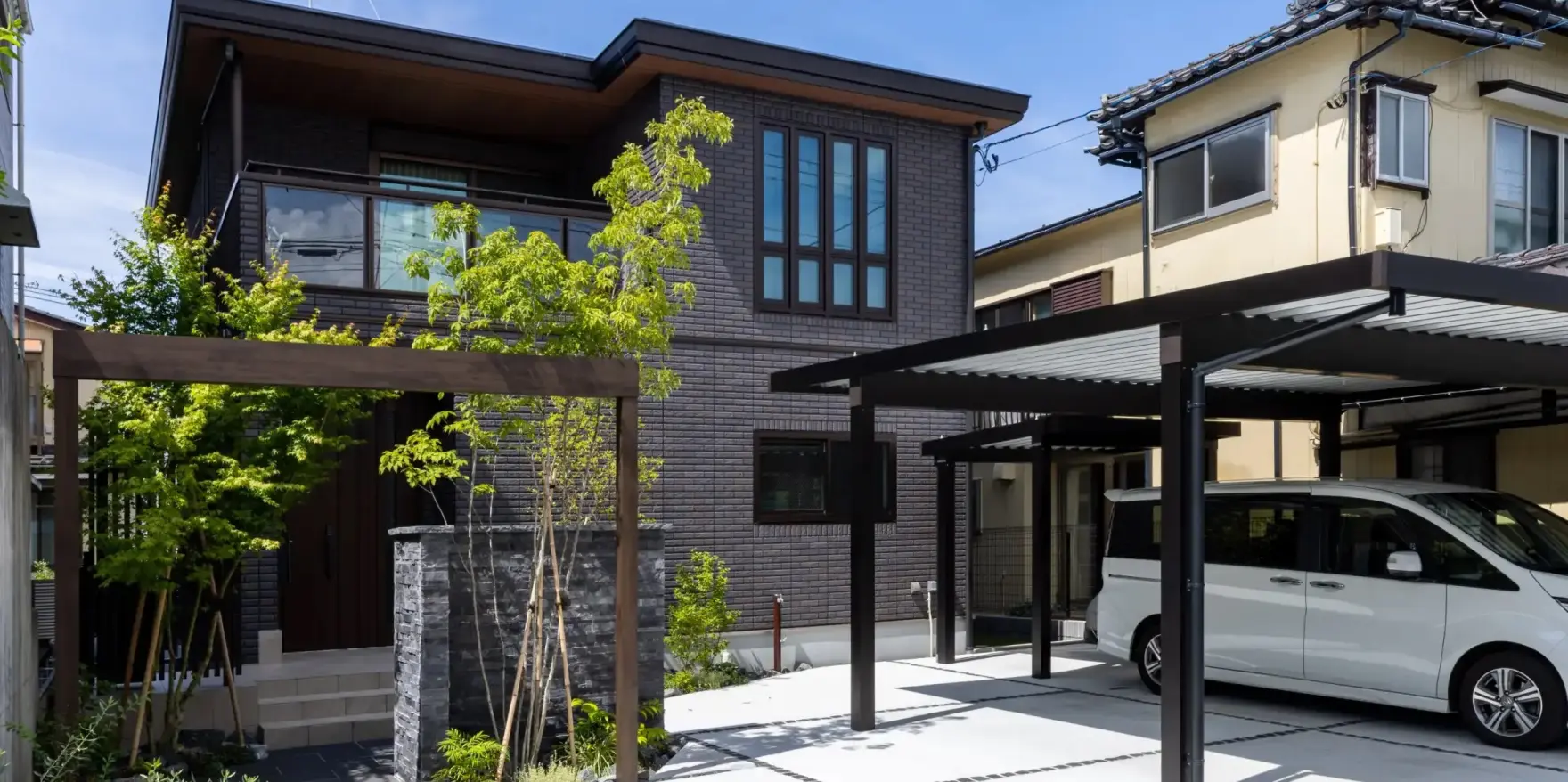 スタイリッシュなアーチと、広々とした駐車場が印象的なオープン外構