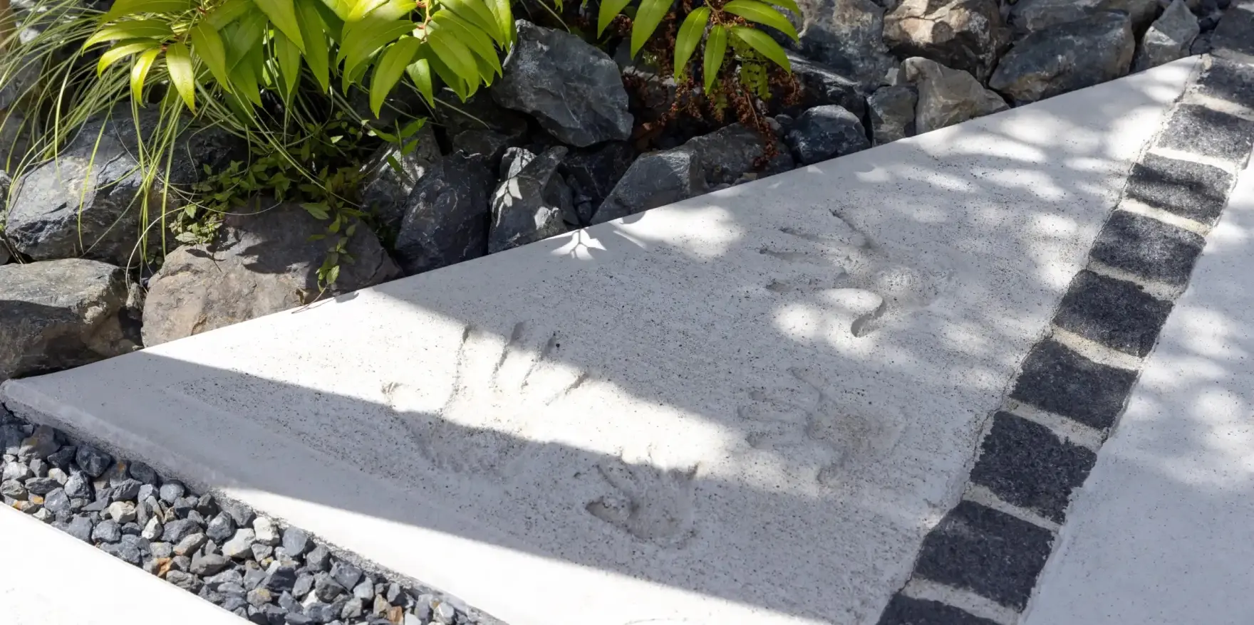 アプローチのコンクリートに残した家族の手形