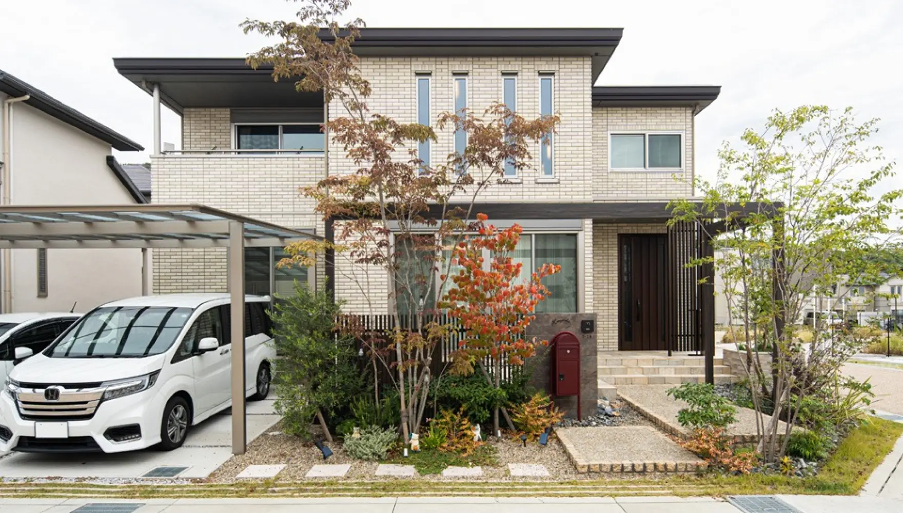 掃き出し窓の前を塀とフェンスで囲い、ほどよく視線を遮るセミクローズ外構