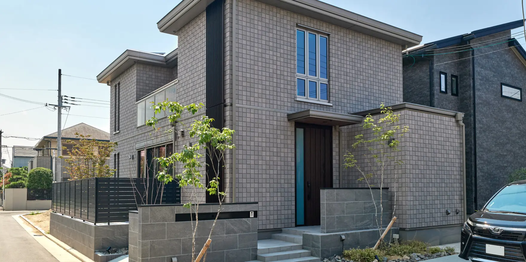 角地に建つ住まいの特性を生かし、玄関へ二方向からアクセス可能なセミクローズ外構