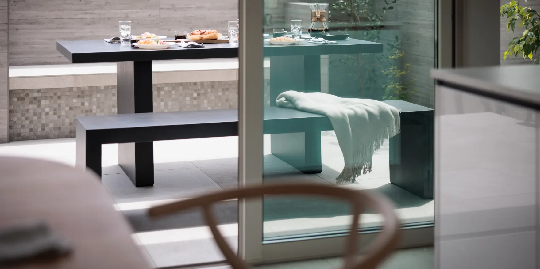 モダンなテーブルやベンチを配置した、プライベート感のあるテラス